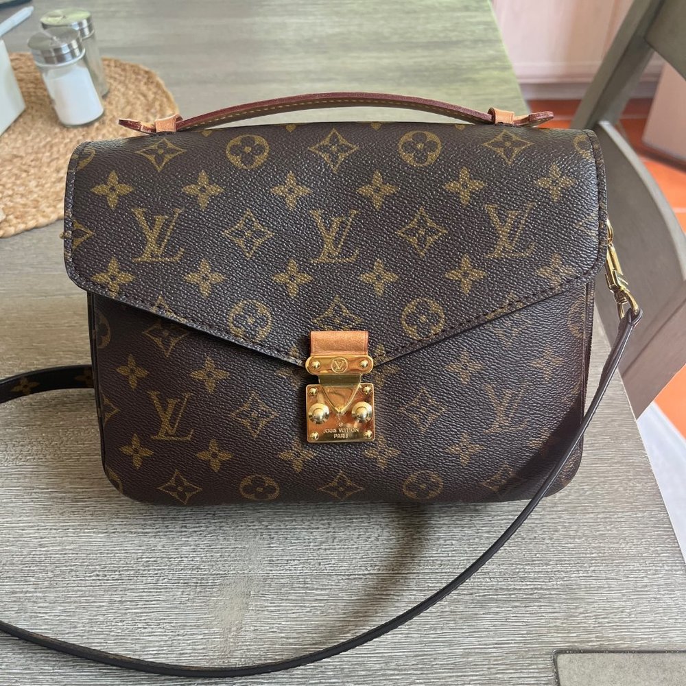 LOUIS VUITTON Monogram Pochette Metis